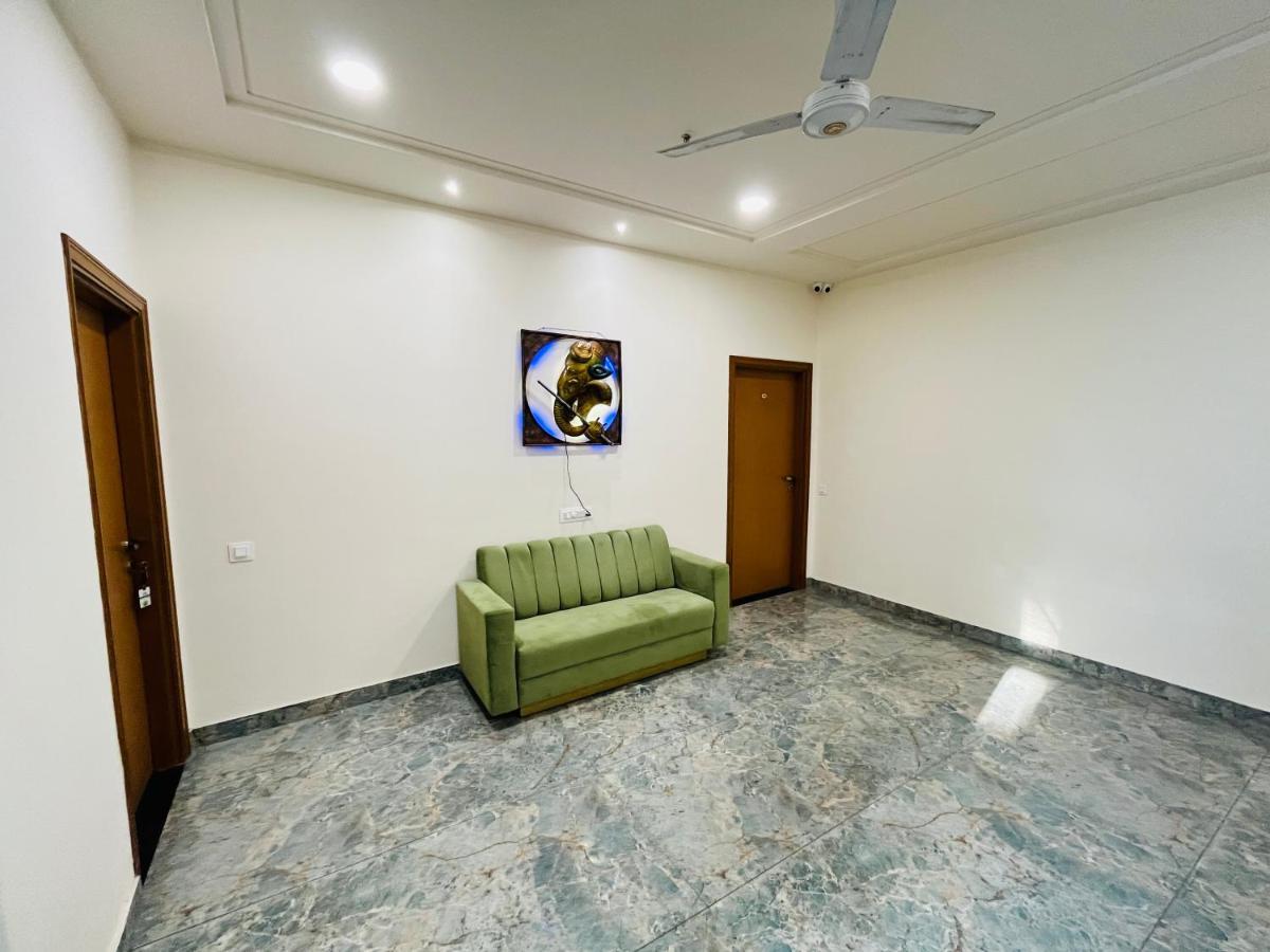 Hotel Qotel Nirvana Jasola Couple Friendly