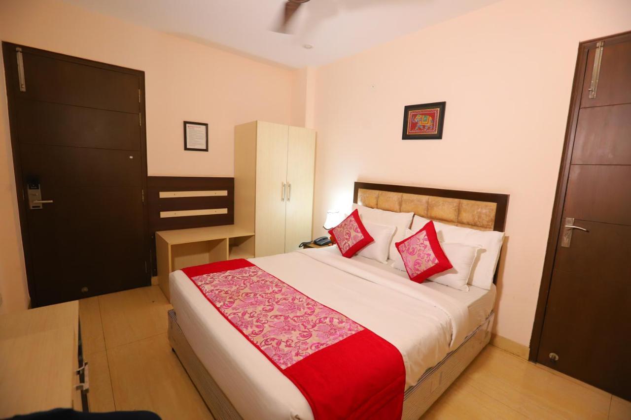 Hotel Qotel Nirvana Jasola Couple Friendly 3*
